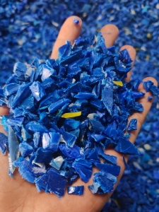 出售大蓝桶边角料，月供65吨