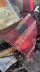 出售汽车大灯（不含雾灯）