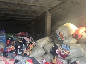 长期出售旧衣服统货，箱子货，废旧衣服