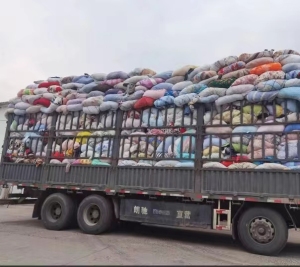 长期出售旧衣服白料，压包压好的，货在江苏南京