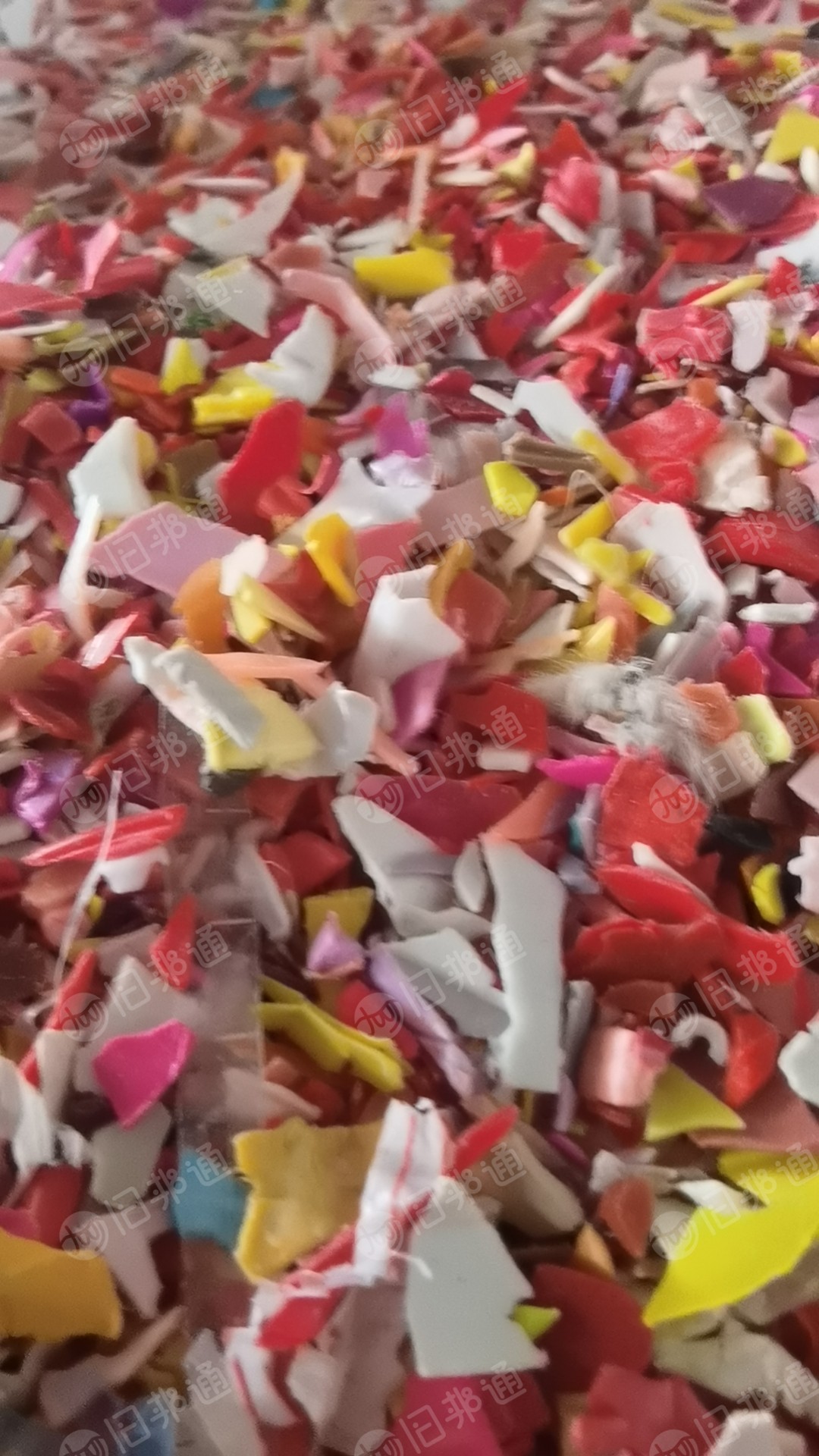 长期出售花丙破碎料,过摩擦机,15米水池,过风选,另出售花色涂料桶破碎料,花桶破碎料