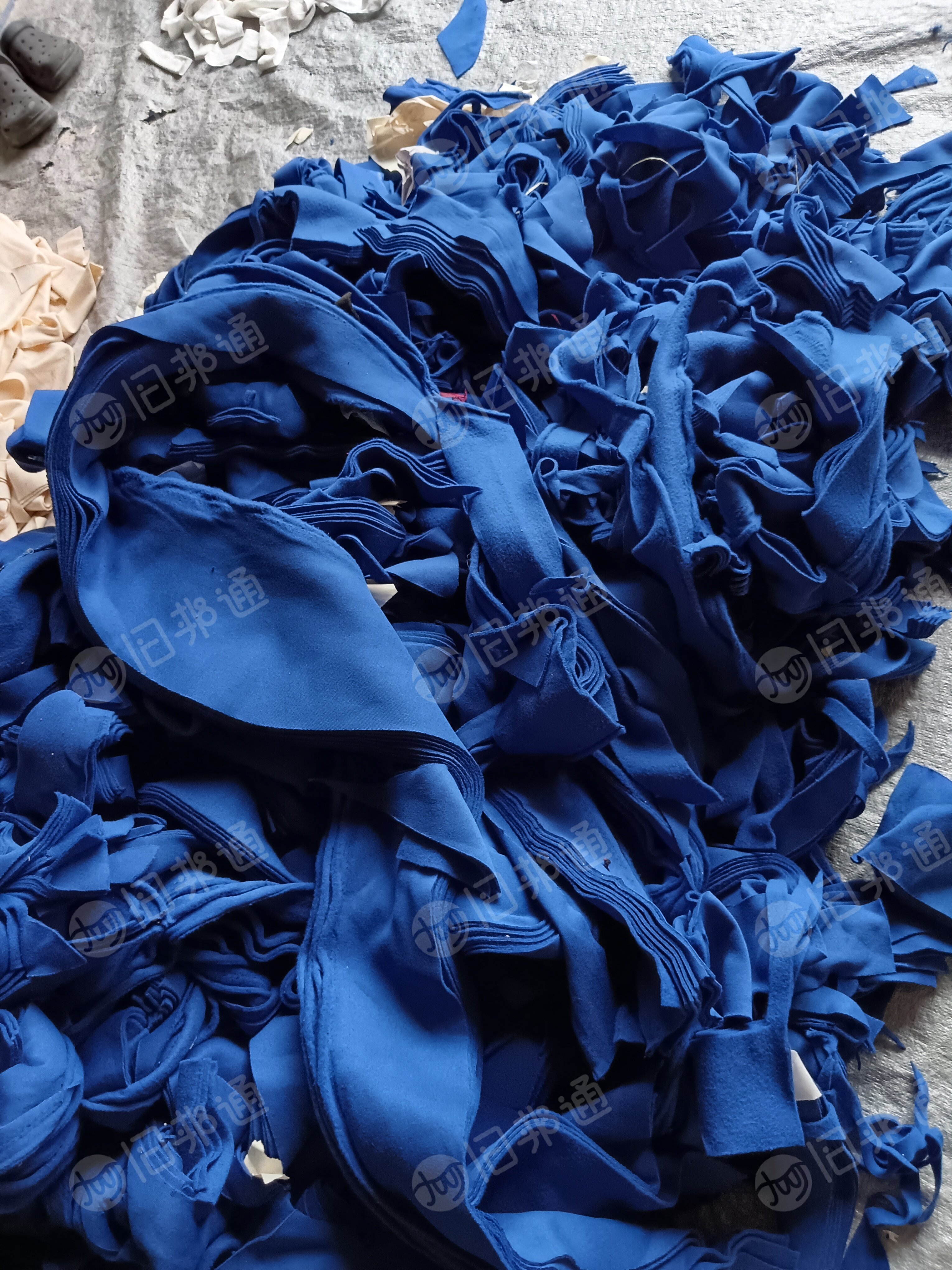 长期大量出售服装碎布料,氨纶废布料,卫衣和梭织布边料