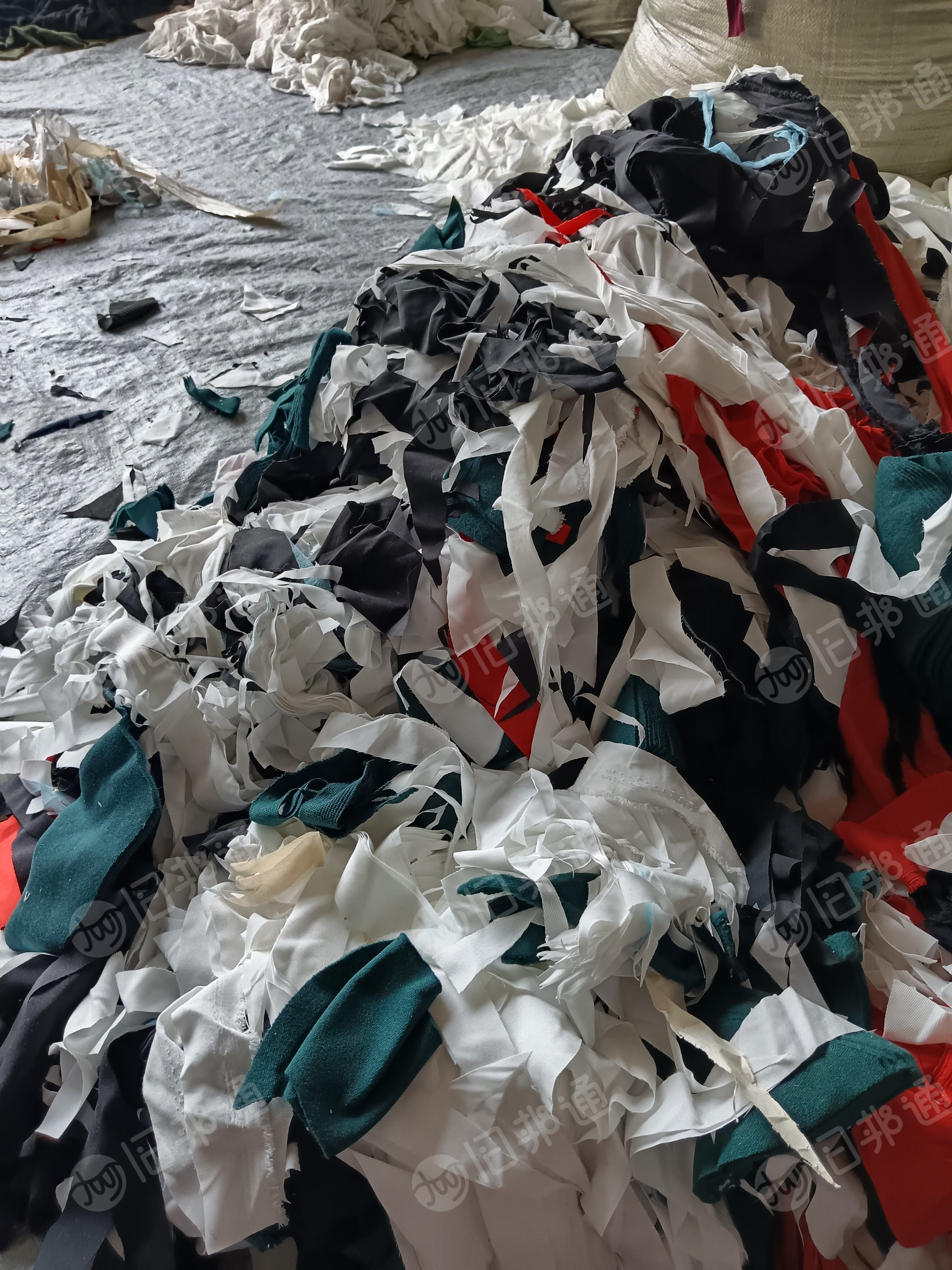 长期大量出售服装碎布料,氨纶废布料,卫衣和梭织布边料