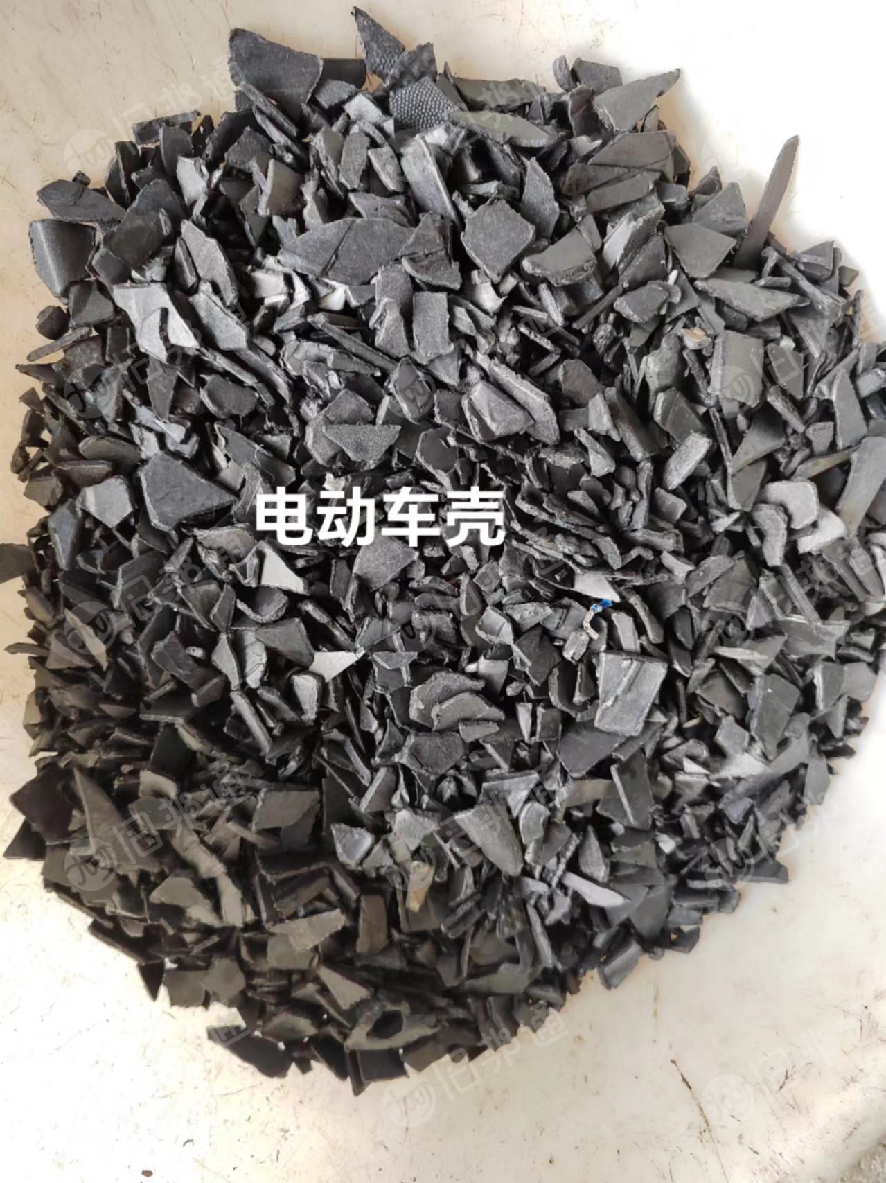 长期出售汽车保险杠破碎料,汽车内饰破碎料,电动车壳破碎料