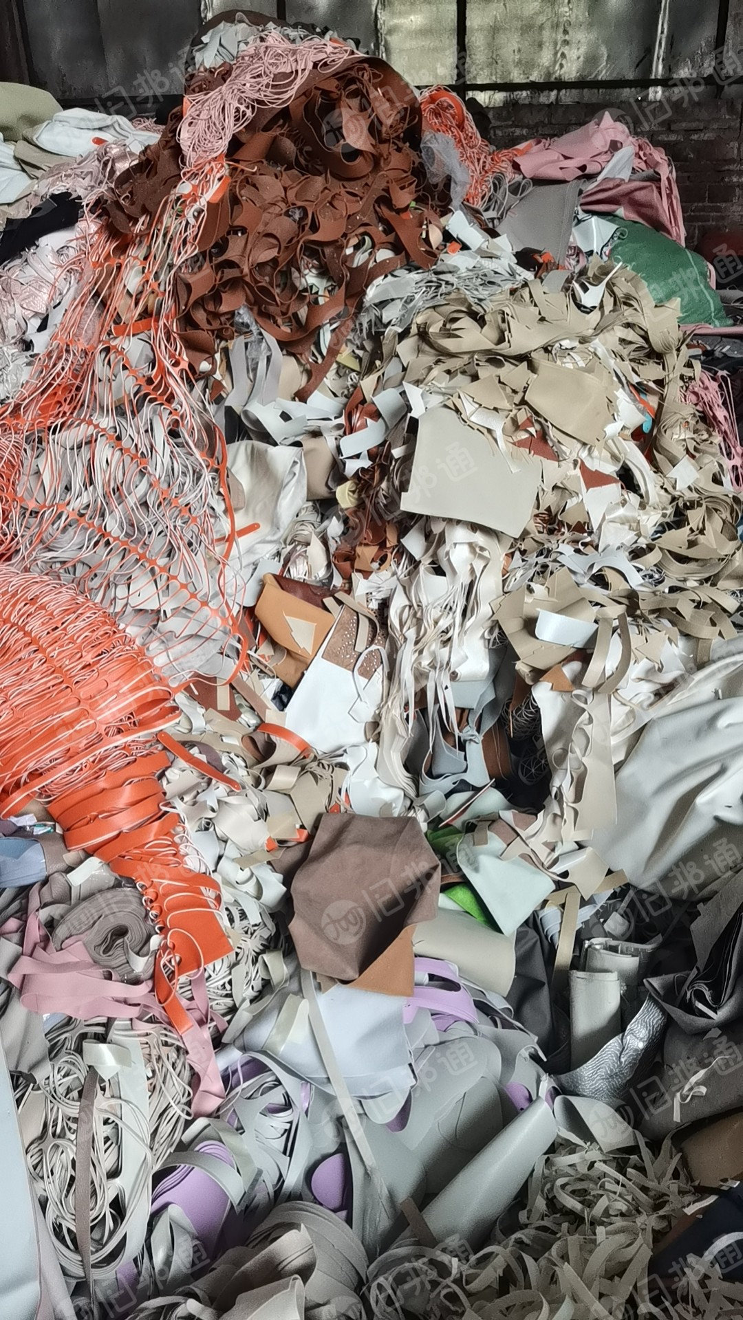 PVC箱包革废料长期出售,月供300多吨
