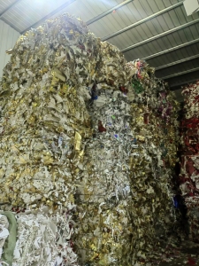 出售有膜的金银卡边角料