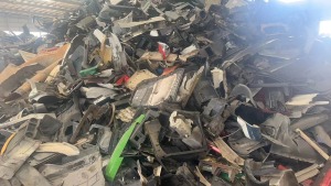 出售拆车厂统货，包含：汽车大灯，保险杆，内饰料，月供四五十吨