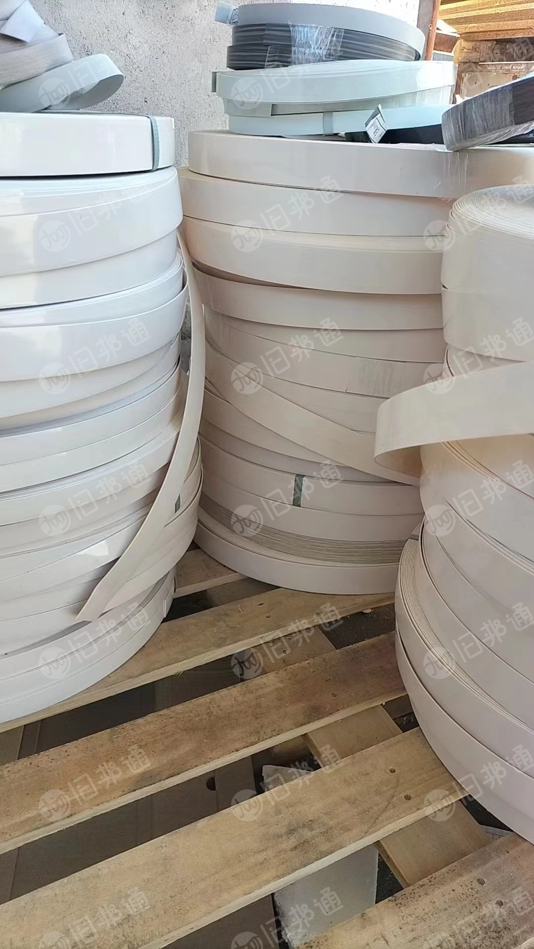 出售PVC封边条盘料,家具贴膜墙纸废料,每月十几吨