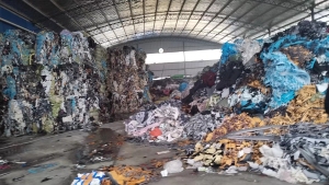 大量出售鞋厂下来的鞋子边角料，每月有一两百吨，货在河南洛阳