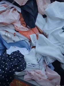 长期出售旧衣服分拣货，鞋子包包，旧棉被等