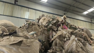 出售PET废料，现货30吨，上面带点灰，只要给钱就卖 