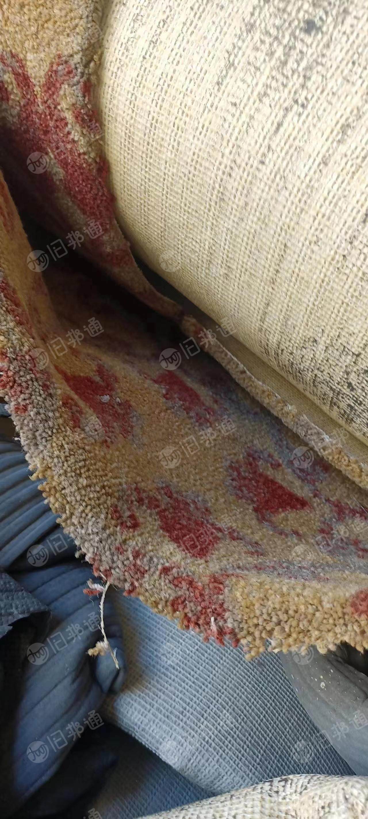 长期出售纯涤纶地毯料,有五千平方的货,可以按吨或者按平方出