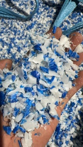 长期出售PE蓝桶破碎料，现货一挂