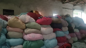 长期大量出售染厂下来的废布头，杂色化纤布，花色大布块 