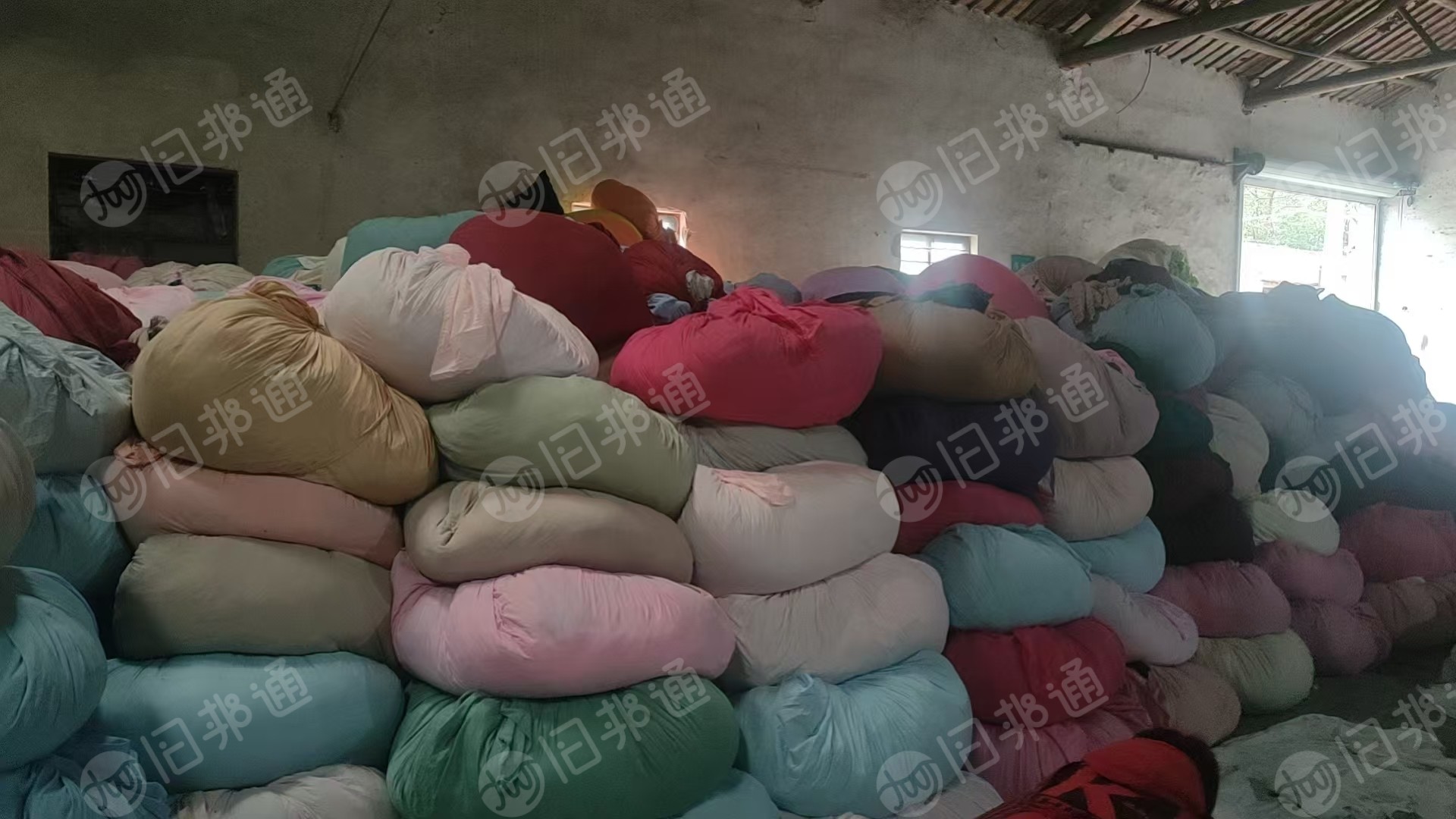 长期大量出售染厂下来的废布头,杂色化纤布,花色大布块