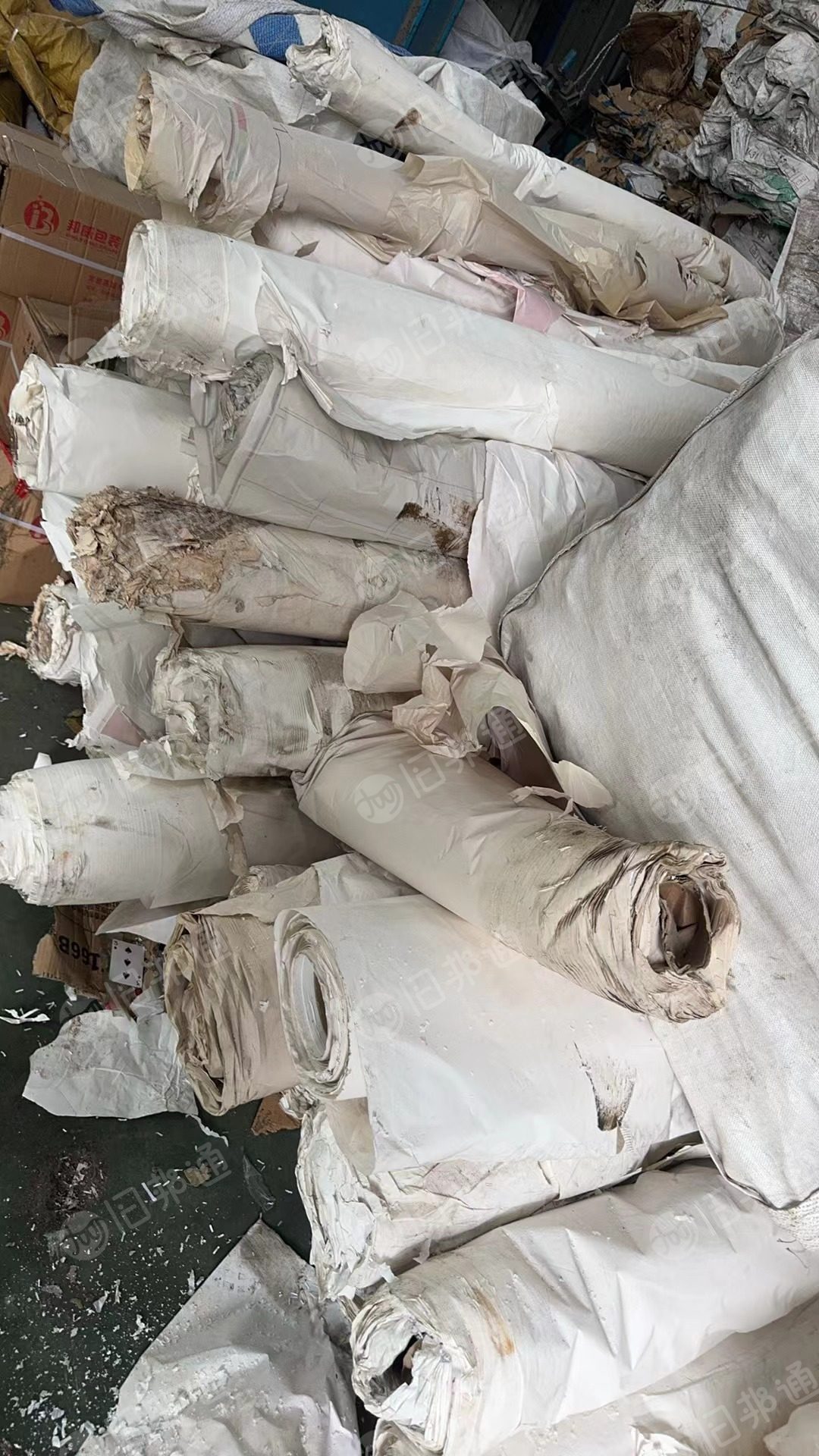 出售皮革纸散货十来吨,红色木纹纸两三吨,卷筒印花纸六七吨