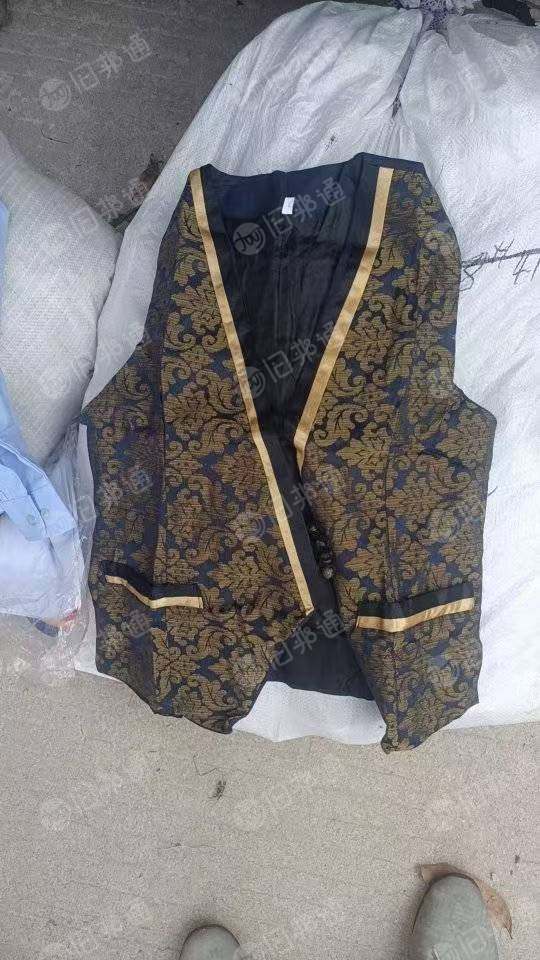大量出售库存衣服,工作服,礼服