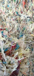 出售造纸厂下来的废塑料，月供五六百吨