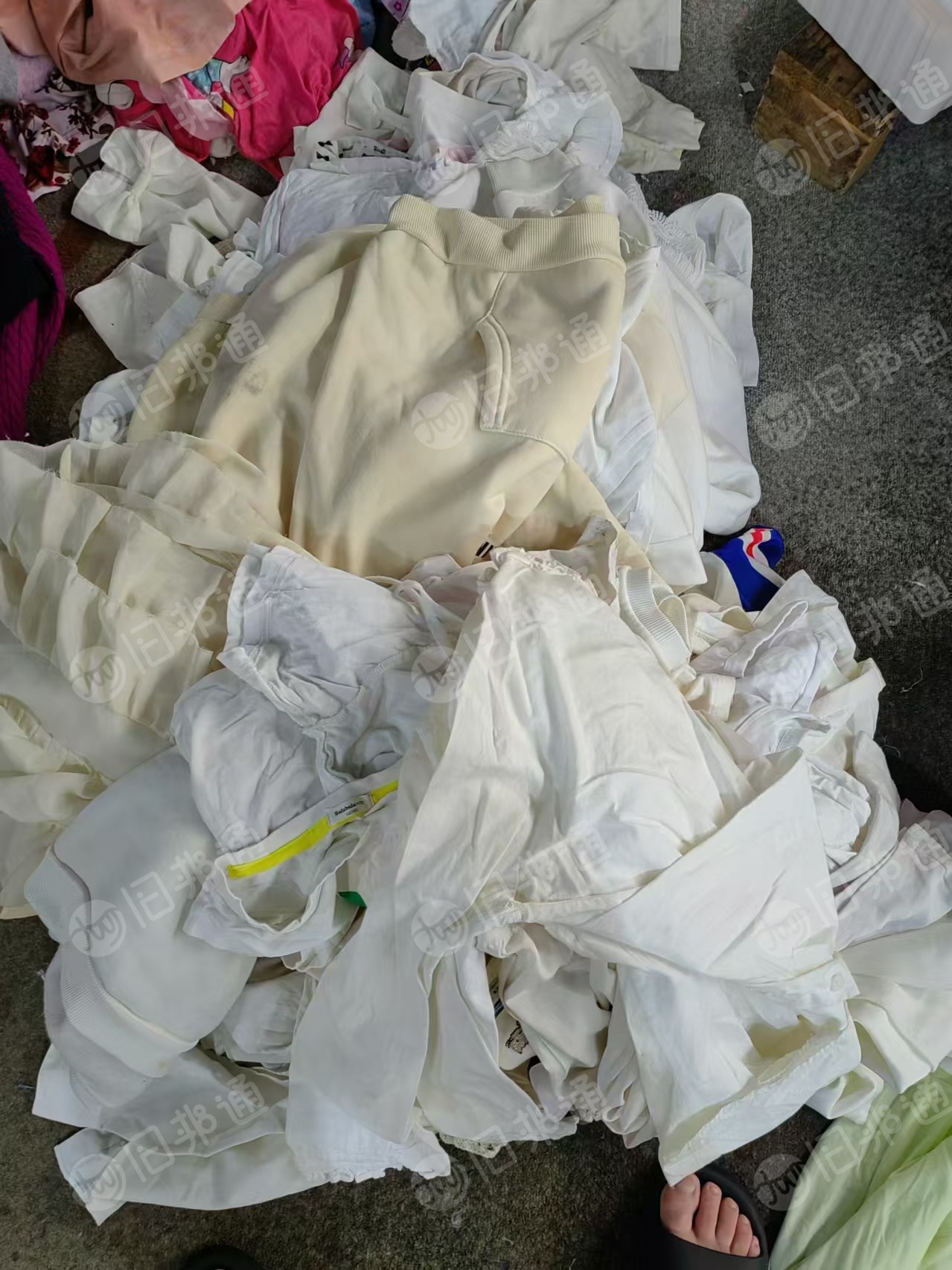 长期出售旧衣服大白料,白色开花料,每月有9米6一车