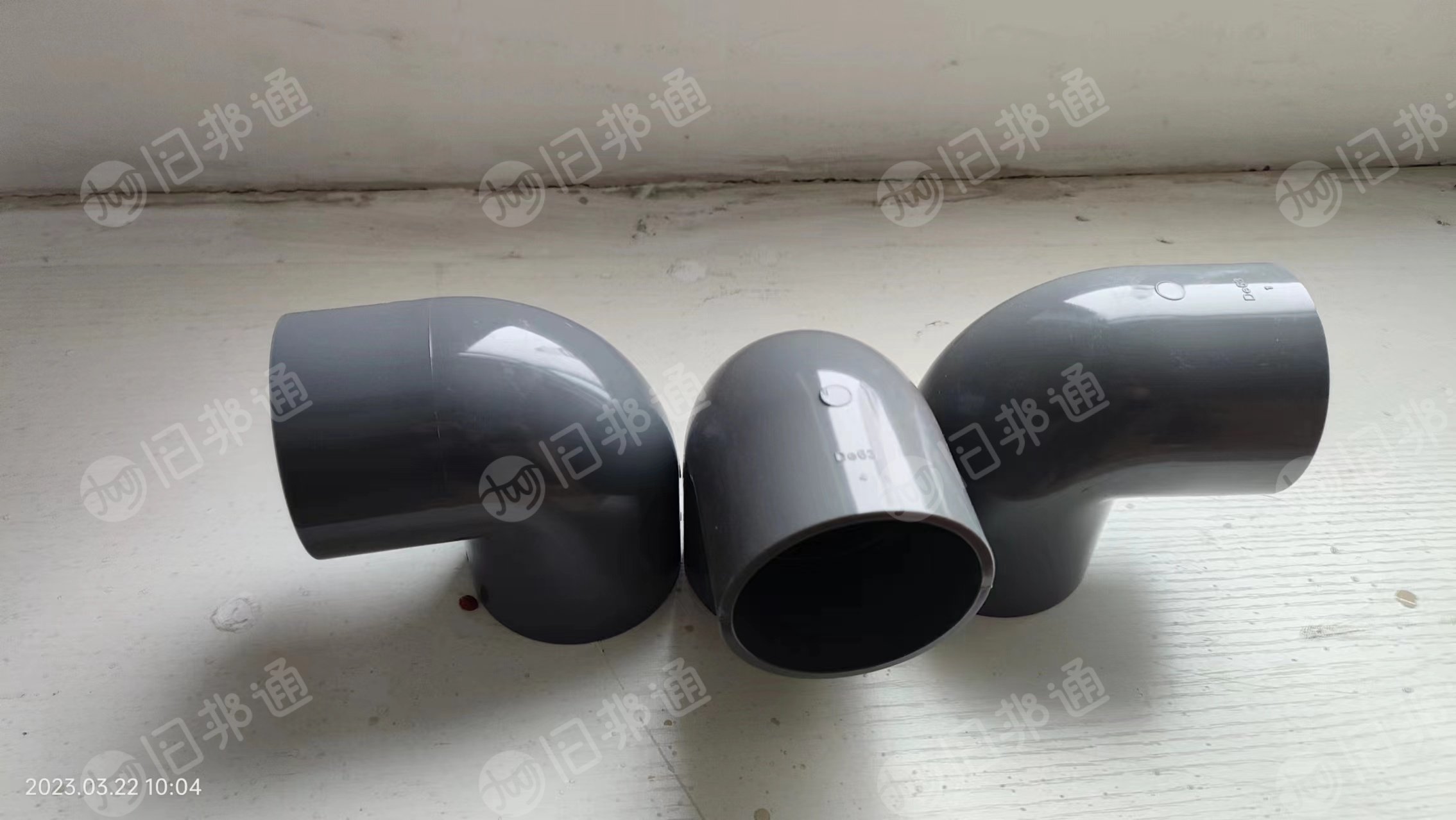 出售手套三吨多,水管活接3吨多,宝马插头6万支左右,可以统货一起出