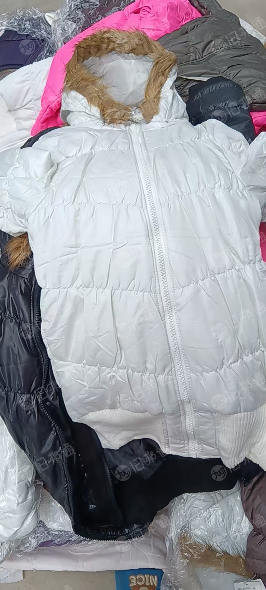 出售库存服装,库存衣服,棉服,现货有一百多件,有四五个颜色,货在河北保定
