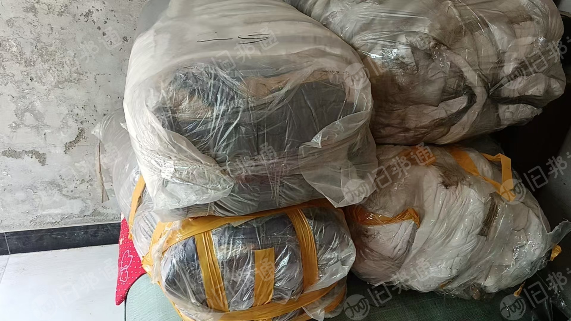 出售库存服装,库存衣服,棉服,现货有一百多件,有四五个颜色,货在河北保定