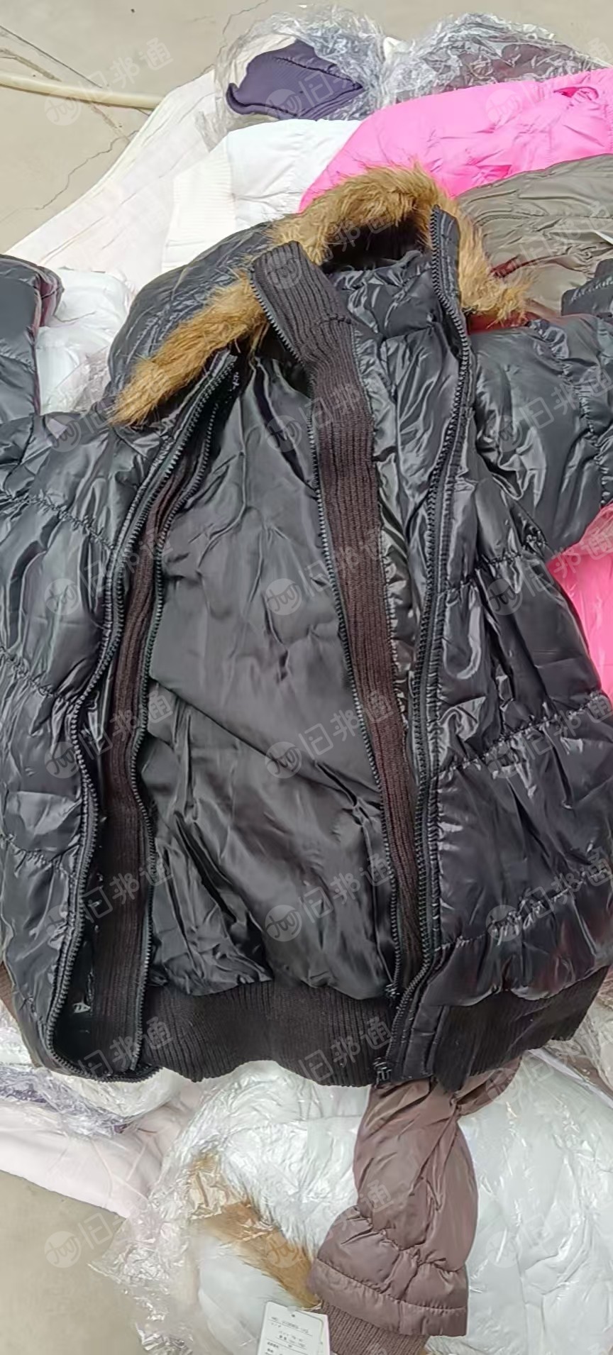 出售库存服装,库存衣服,棉服,现货有一百多件,有四五个颜色,货在河北保定