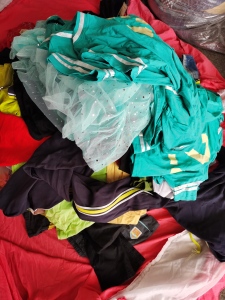 出售夏装，旧衣服分拣货，现货几吨