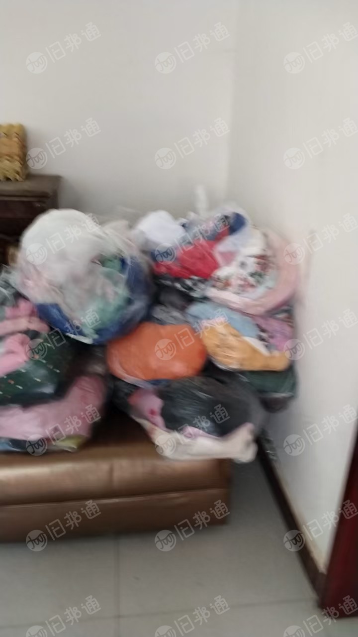 出售旧衣服,皮包,鞋子,毛衣,被套