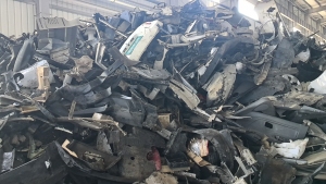 长期出售汽车拆下来废塑料和汽车胶条