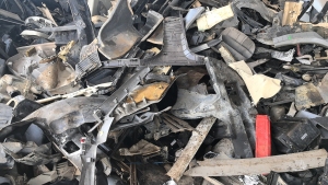 出售汽车塑料，含保险杠汽车大灯尾灯仪表台等，现货十几吨