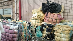 长期出售床垫海绵下脚料，废海绵，杂色海绵