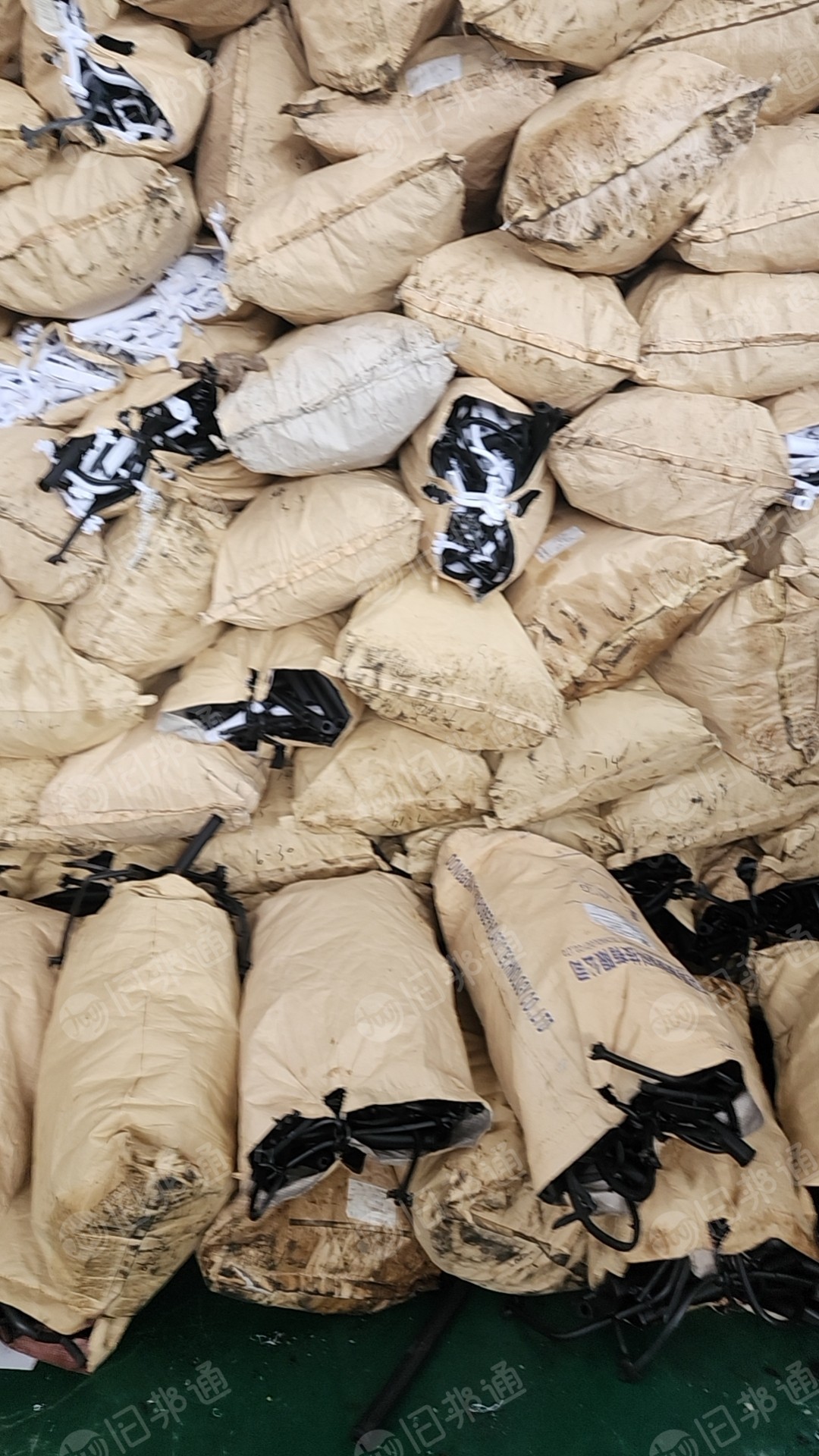 出售EVA发泡的鸡爪料和枪头料,每个月有8-9吨