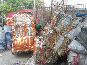 出售烫金膜压包料，现货三十吨