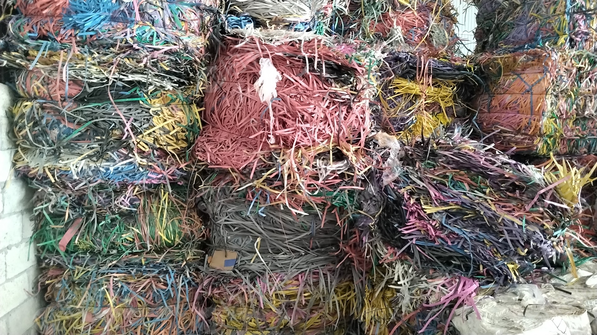 出售各种颜色的pp打包带,漂沉混打在一起,现货30吨左右