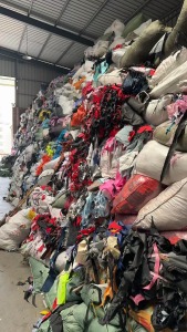 长期大量出售杂色箱包里布，牛津布，纯黑，纯灰的也有