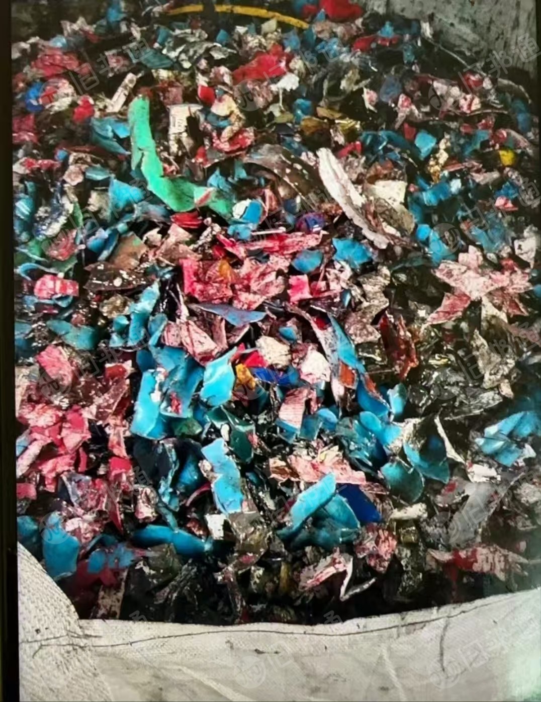出售涂料桶,机油桶撕碎料,混一起的