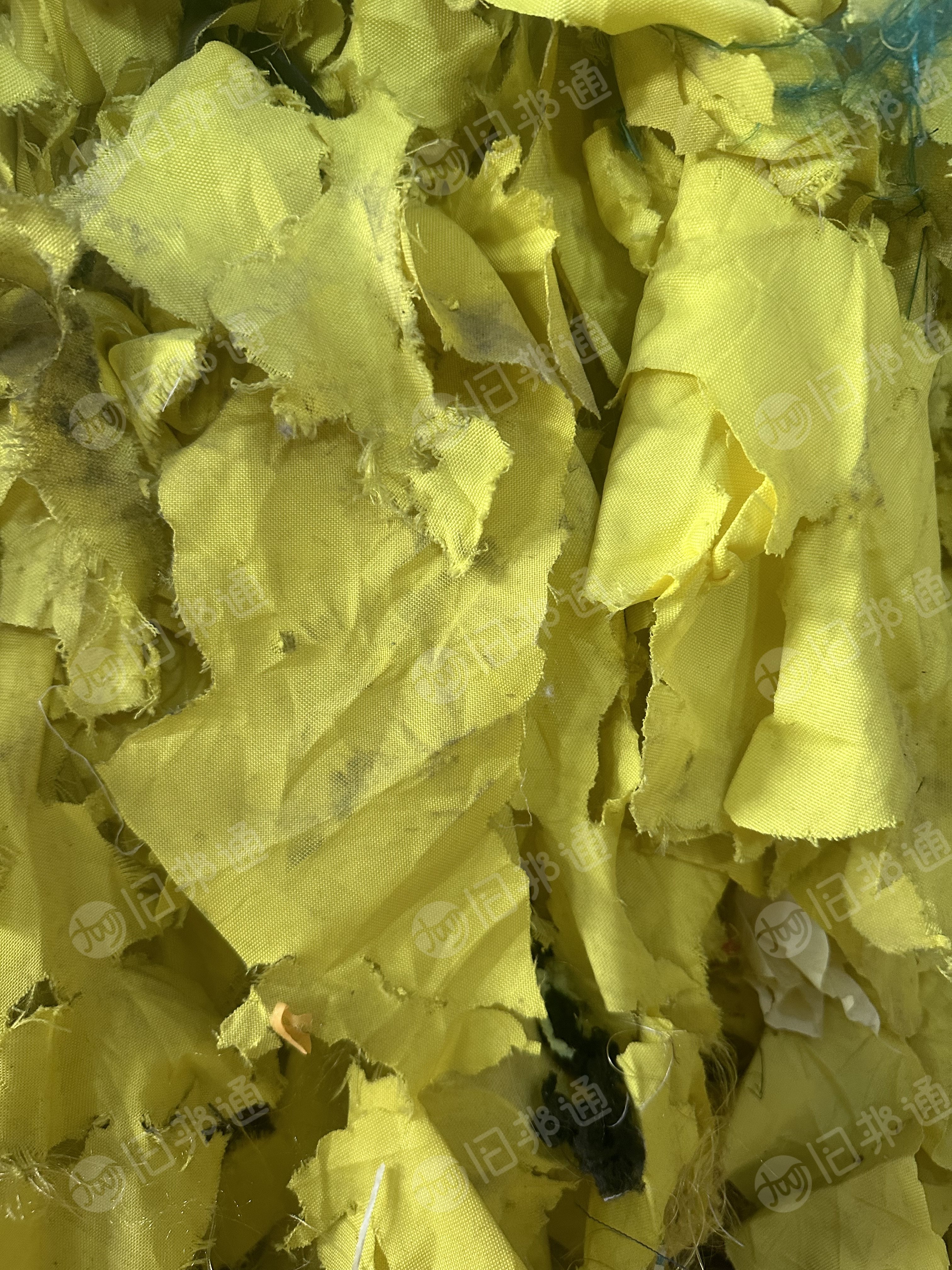 回收米黄色的广告布,箱包布,雨伞布,等涤纶化纤料