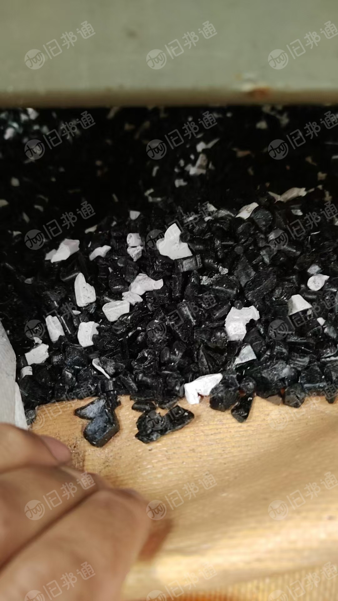 出售PC灯芯破碎料(现货20吨)、PC灯罩破碎料(现货13吨),可长期供应,货在吉林