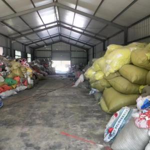 长期大量出售涤纶废布，有白色的，有三色的，货在山东菏泽