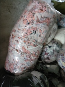 出售纯化纤边角料，纯化纤碎布，现货十几吨