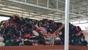 长期出售旧衣服黑料，下脚料，现货有十几吨，货在山西临汾