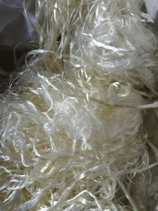 出售腈纶废丝，白色带点黄，现货几十吨，月供上百吨