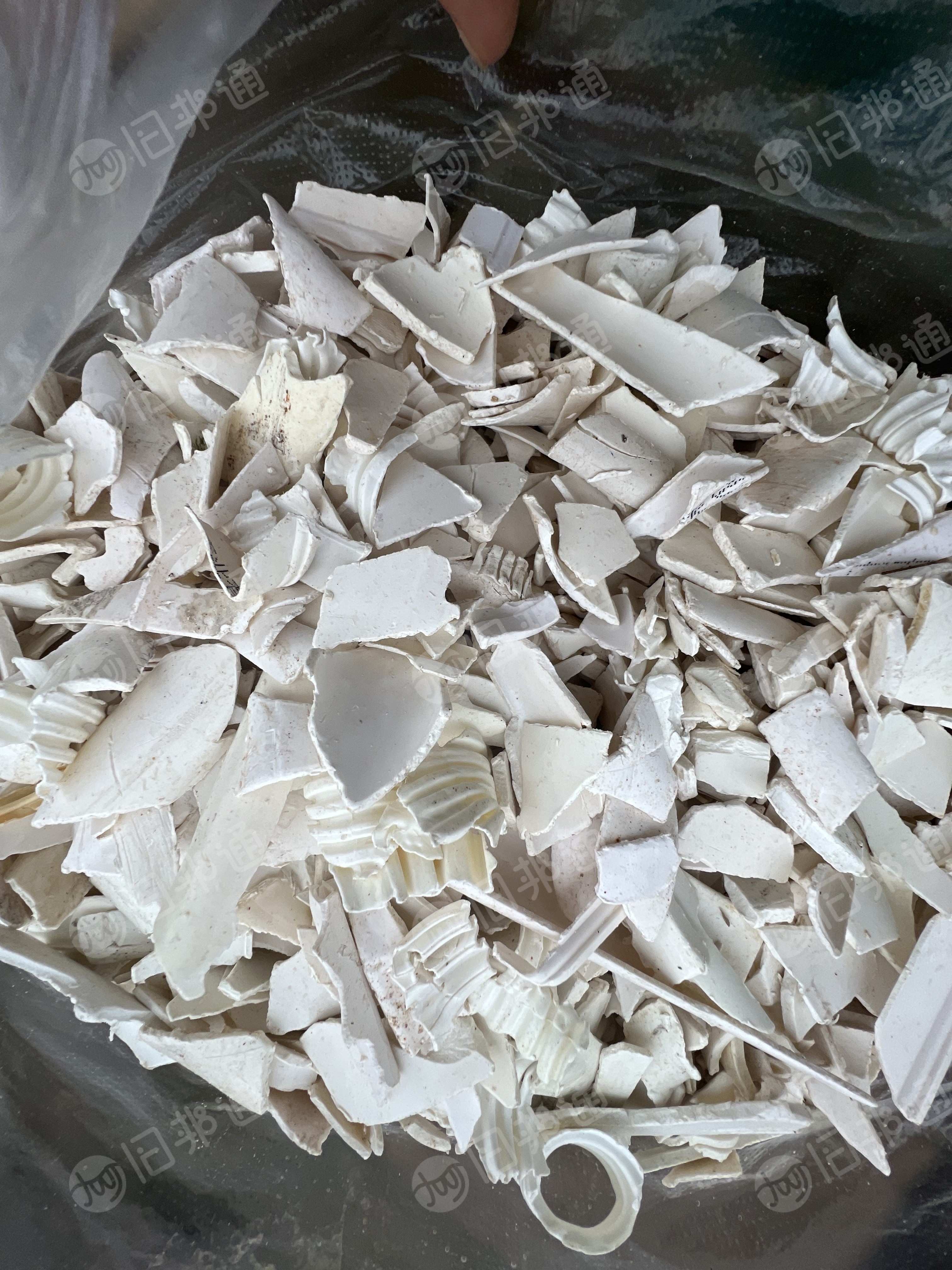 出售PVC纯小管破碎料,全是联塑小管,水粉,现货100吨