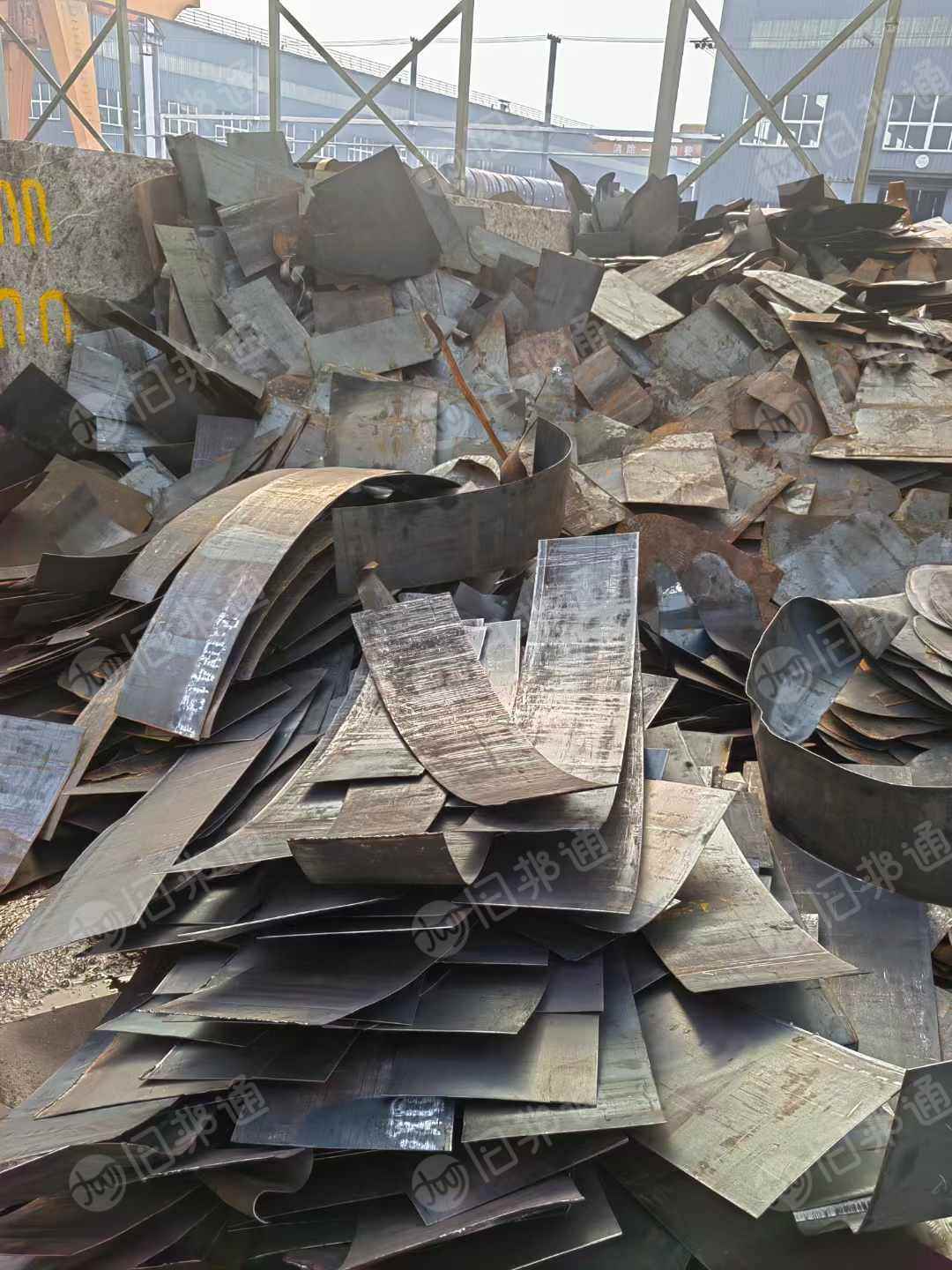 出售钢管厂带钢板头,2—3.5 厚,长期有货