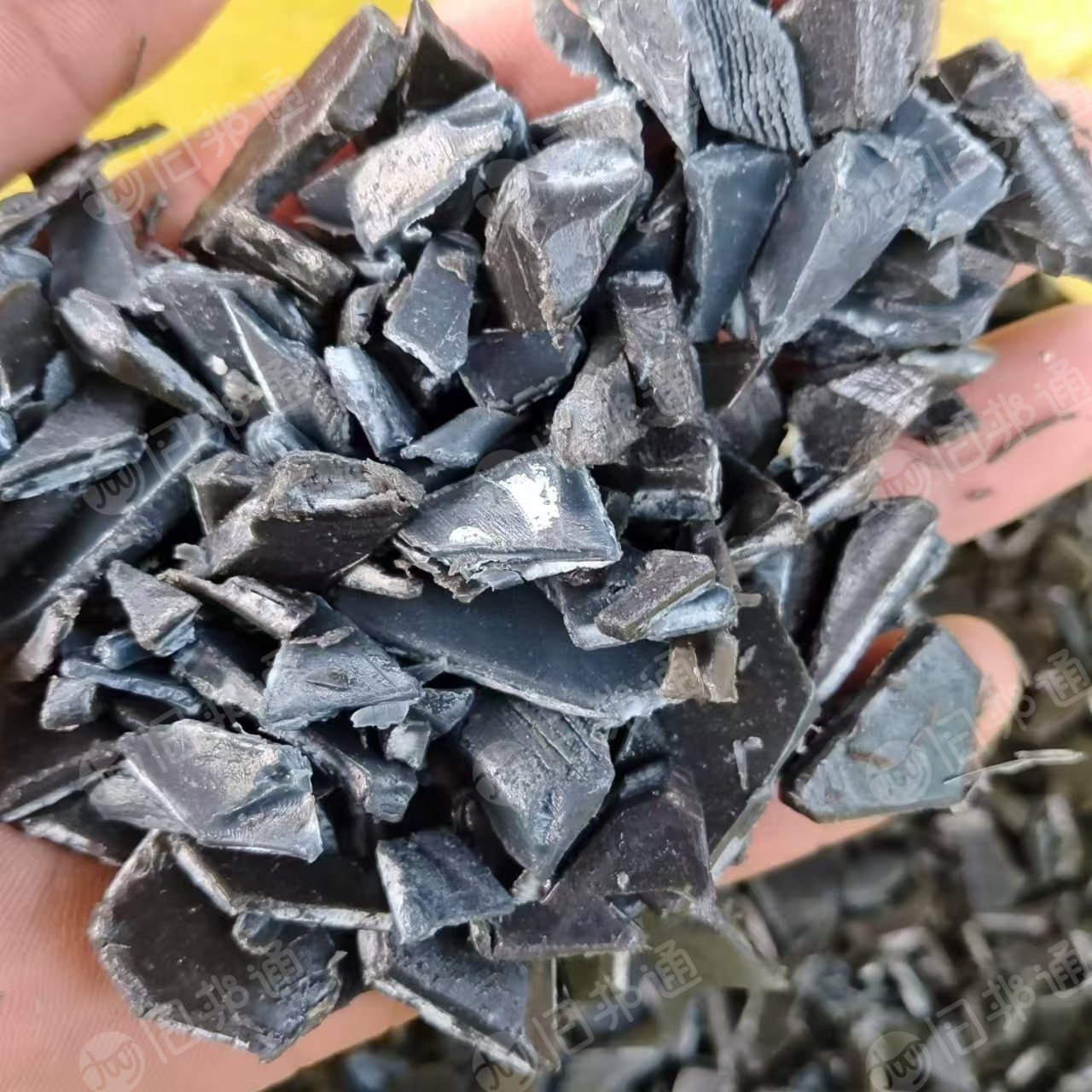 出售pet垃圾桶破碎料,货在江苏,目前有10吨