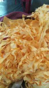 出售窗帘下脚料，纯涤纶下脚料，月供50吨