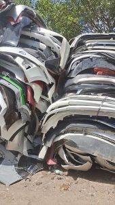 长期出售保险公司出来的保险杠毛料，内饰，响料统货一起出，现货十几吨