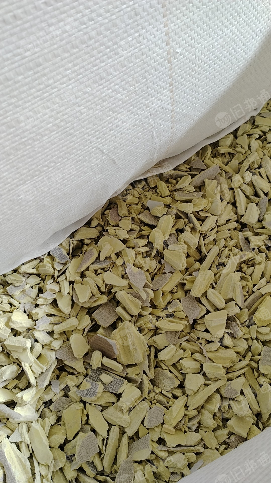 大量出售各种硬质PVC破碎料,塑钢破碎料,扣板破碎料,发泡板破碎料,护墙板破碎料等