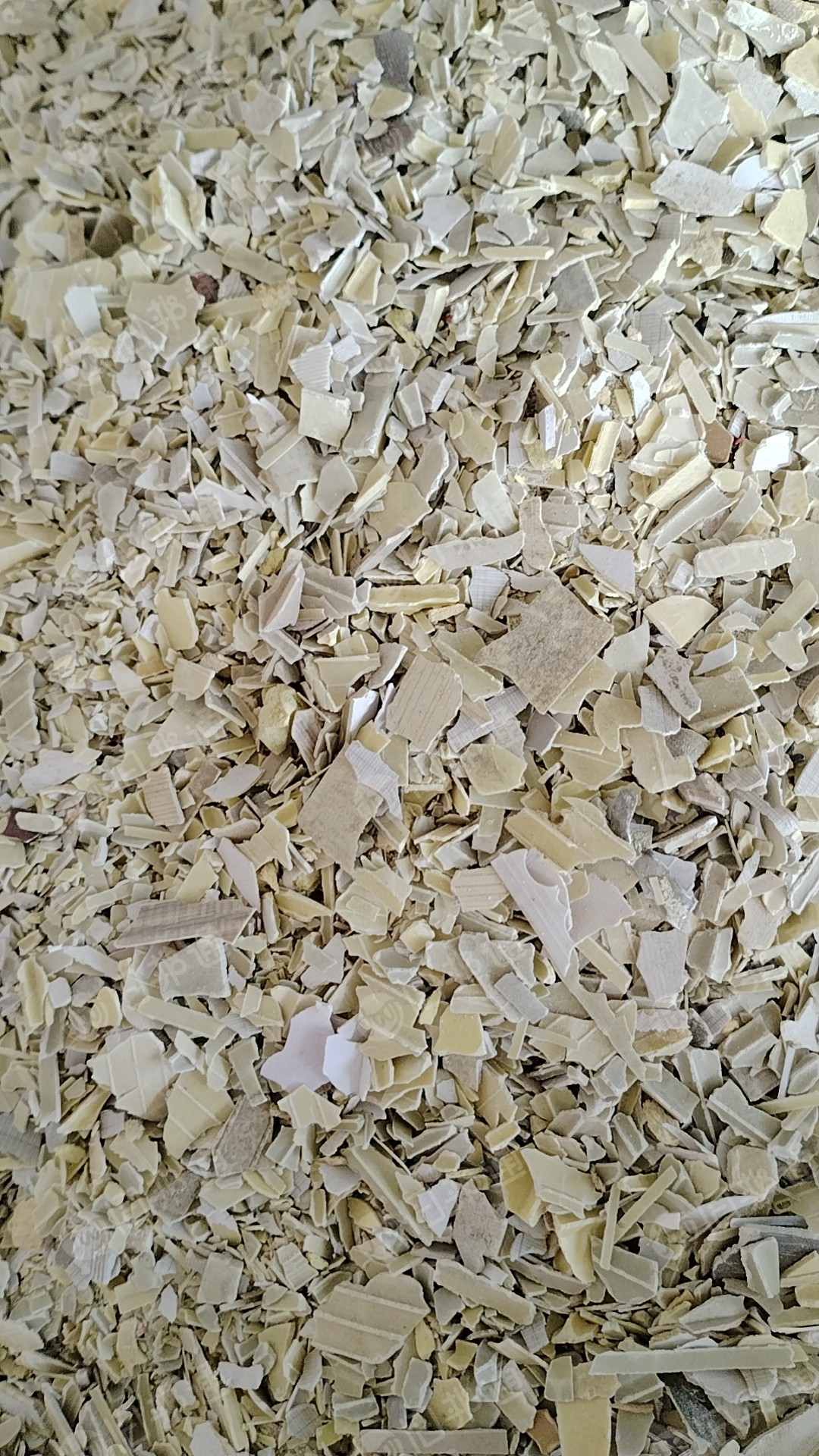 大量出售各种硬质PVC破碎料,塑钢破碎料,扣板破碎料,发泡板破碎料,护墙板破碎料等